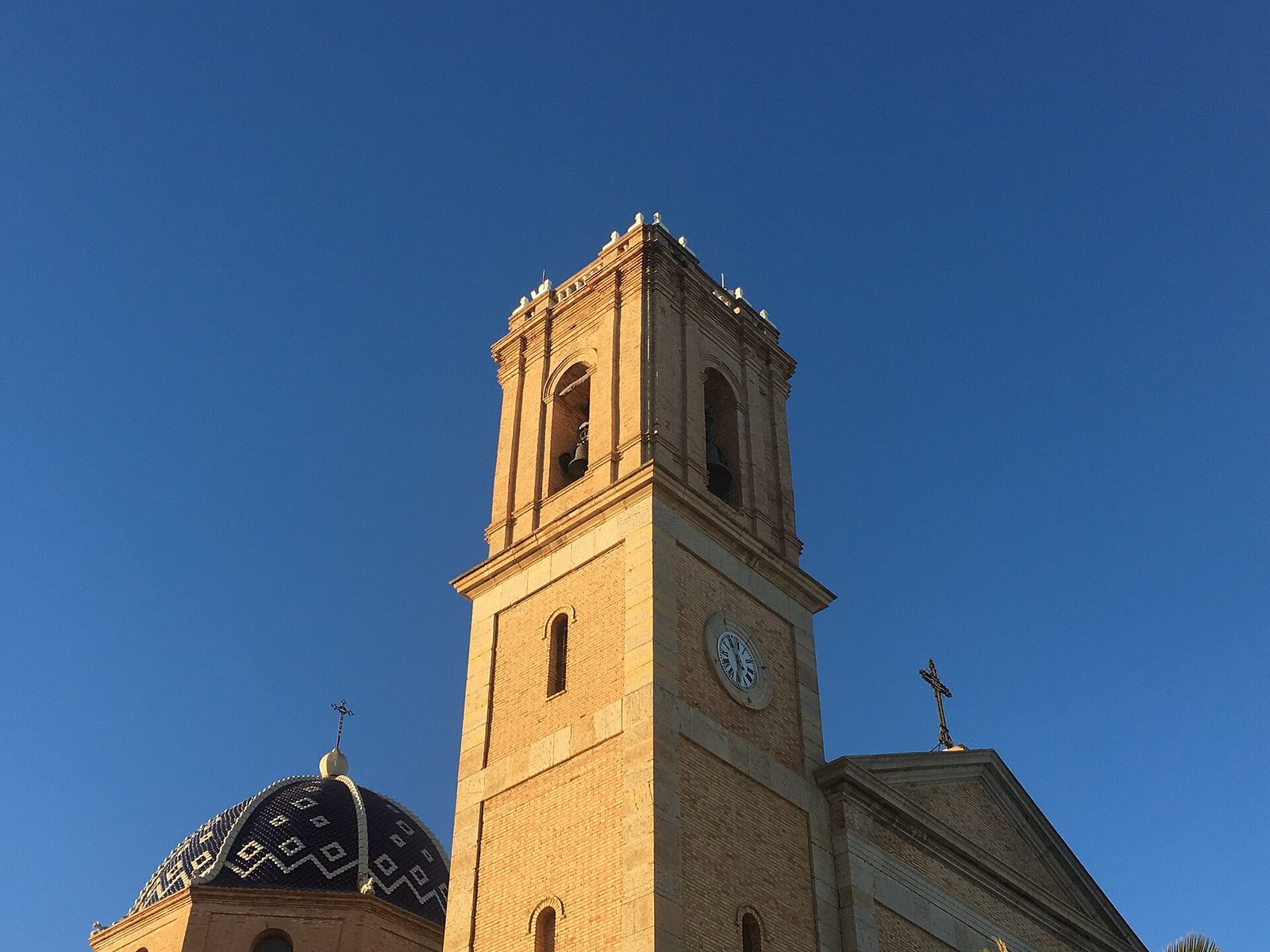 Torre de la iglesia de Altea en el casco antiguo